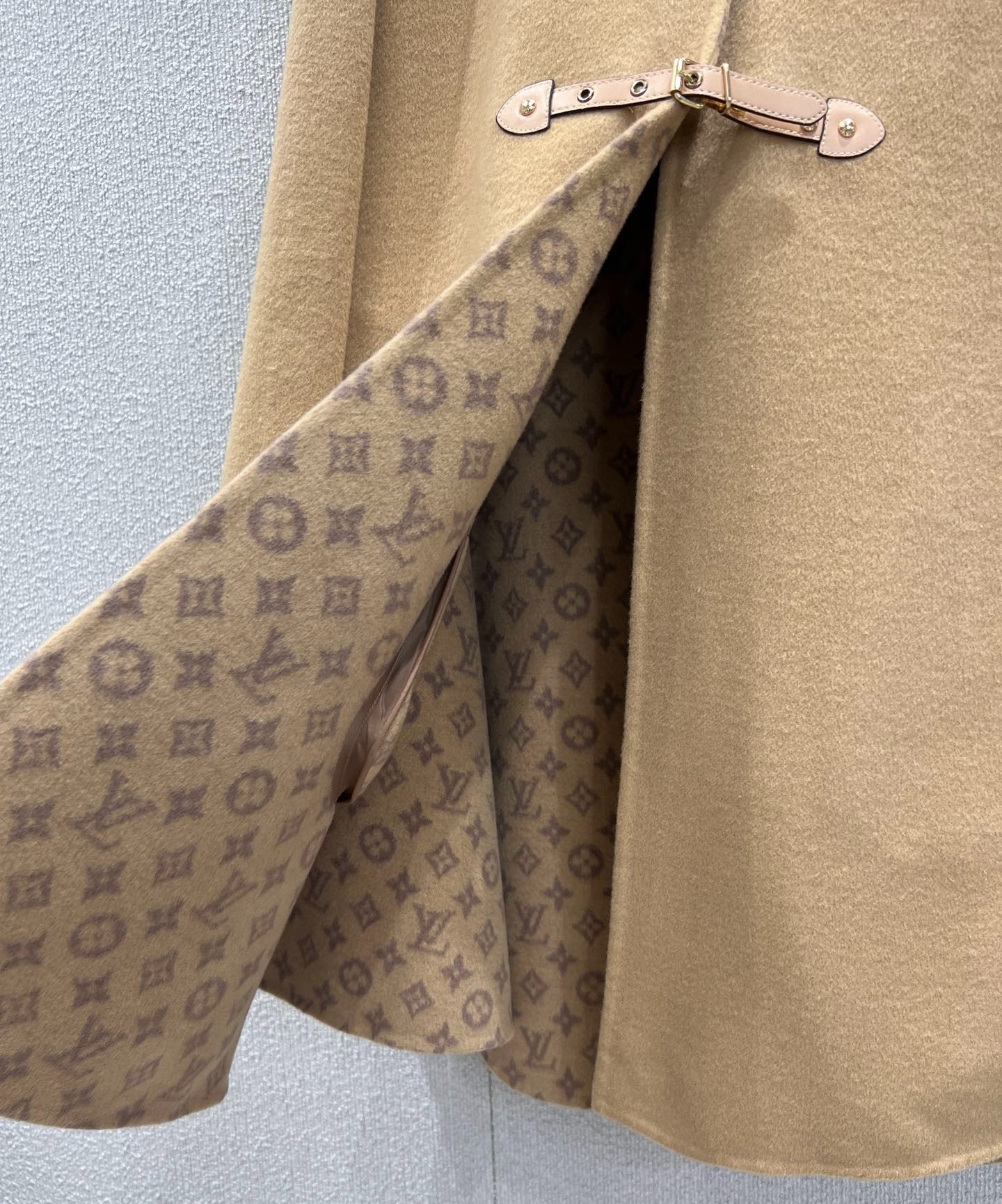 L0vis Vvtt0n Cape Coat Beige For Women