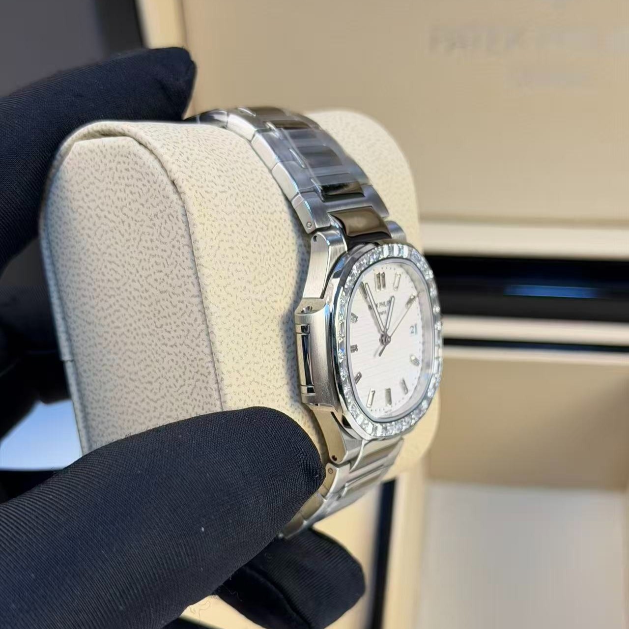 Pat*k Phi1i*pe Nautilus Watch Silver Toned White Dial 35mm For Men