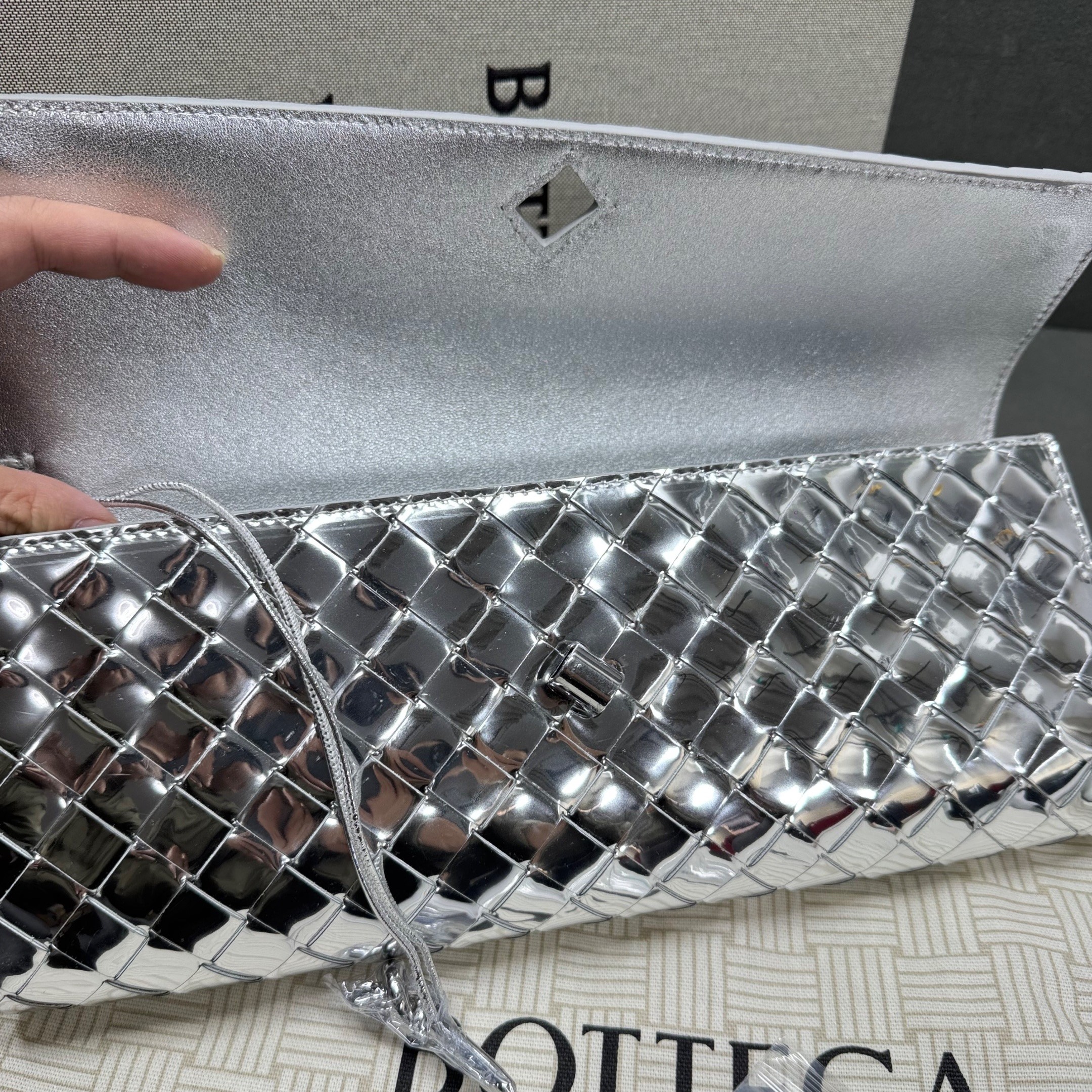 B0tt*ga Ven*ta Andiamo Clutch 12.2in/ 31cm Silver Metallic Silver Hardware For Women