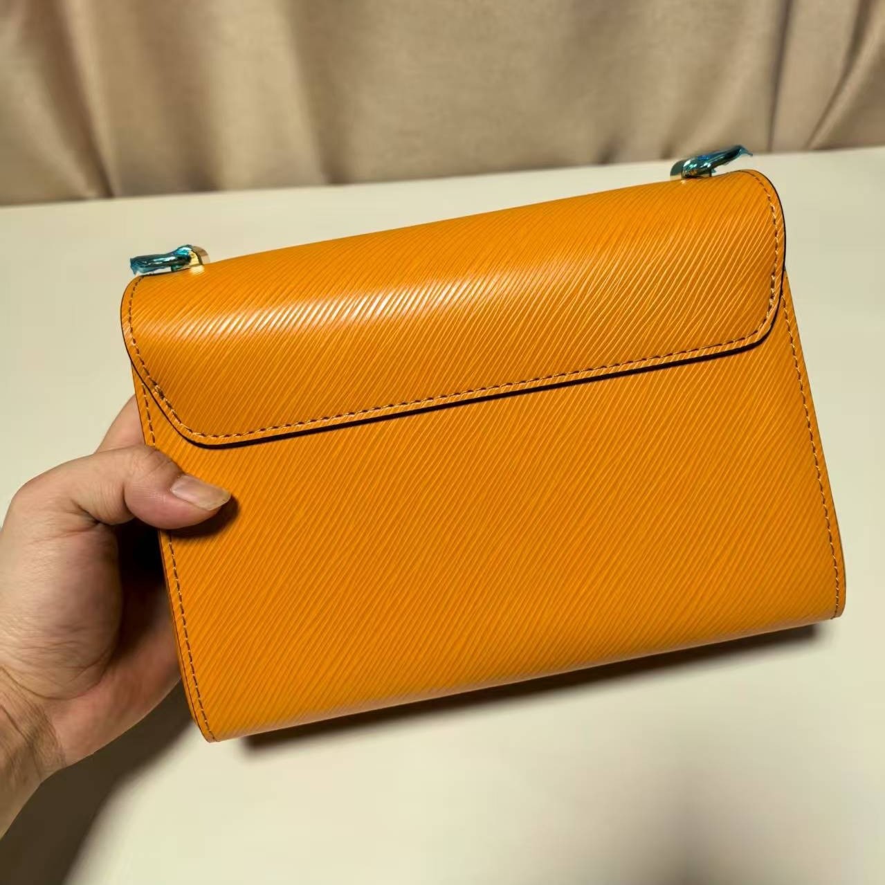 L0vis Vvtt0n Twist MM Epi Gold Miel Brown For Women, Women’s Bags, Shoulder And Crossbody Bags 9.1in/23cm LV M59686