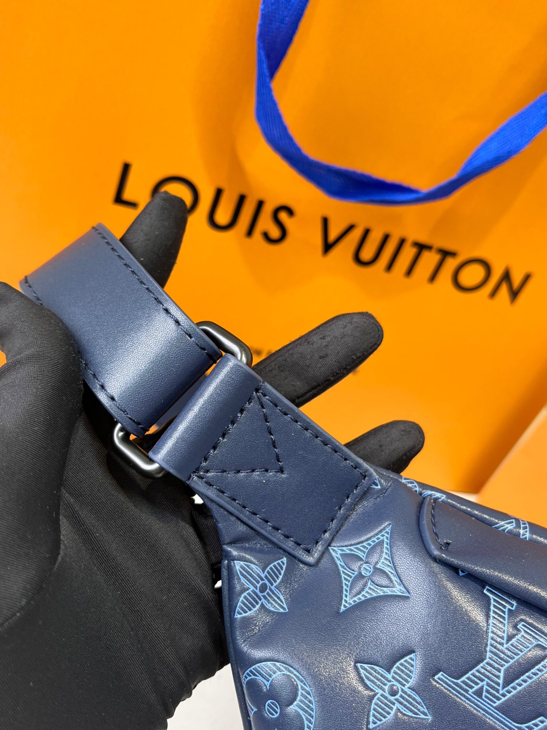 L0vis Vvtt0n Discovery Bumbag PM Monogram Shadow Navy Blue For Men, Men’s Belt Bags 17.3in/44cm LV M45729