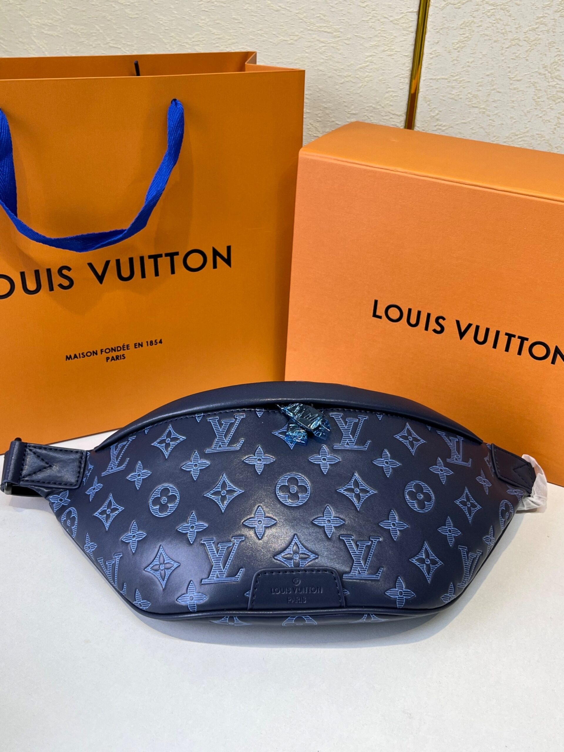 L0vis Vvtt0n Discovery Bumbag PM Monogram Shadow Navy Blue For Men, Men’s Belt Bags 17.3in/44cm LV M45729