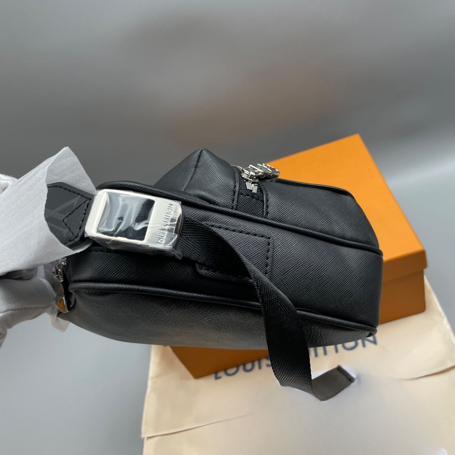 L0vis Vvtt0n Outdoor Messenger Bag Black For Men 26cm / 10.2in M30233