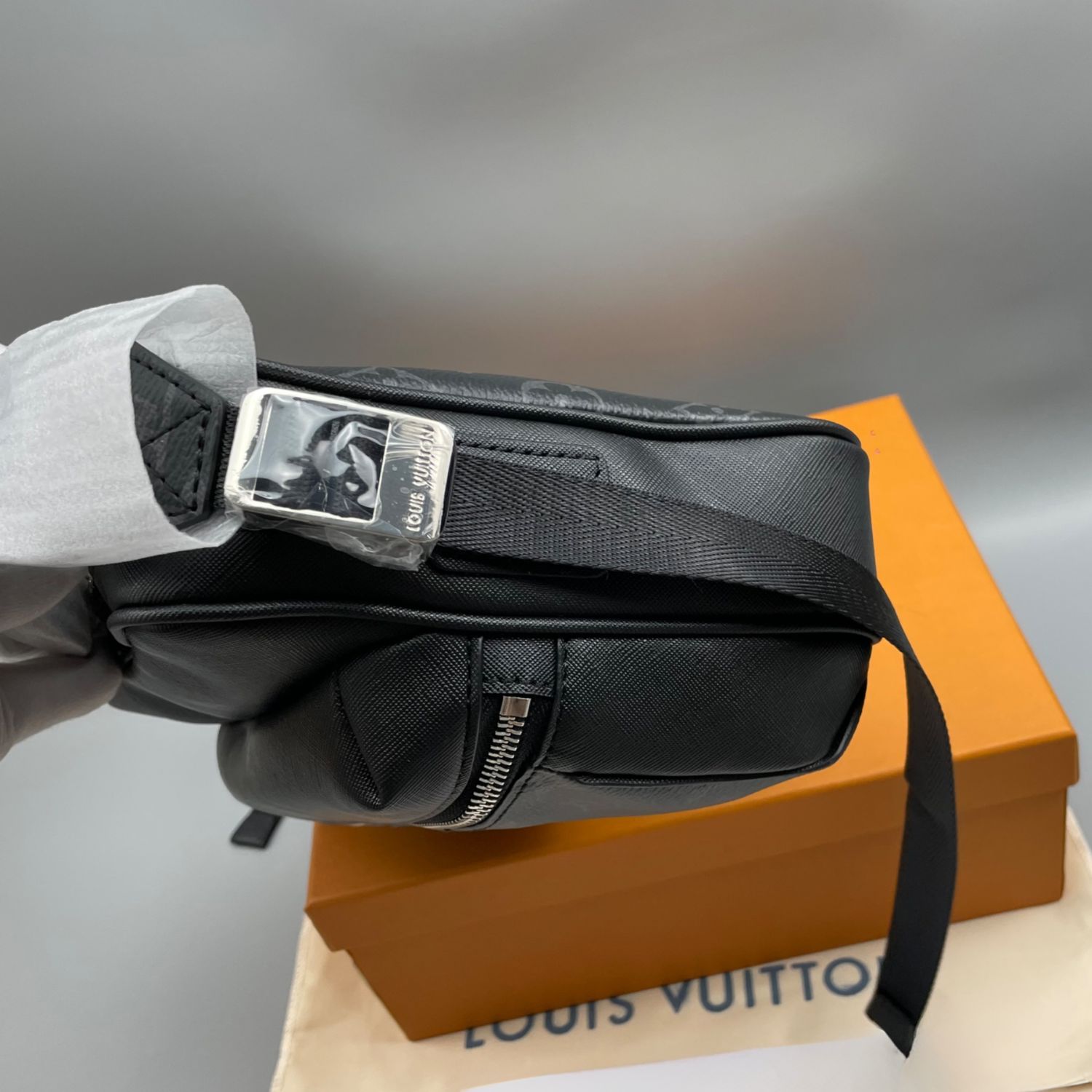 L0vis Vvtt0n Outdoor Messenger Bag Black For Men 26cm / 10.2in M30233