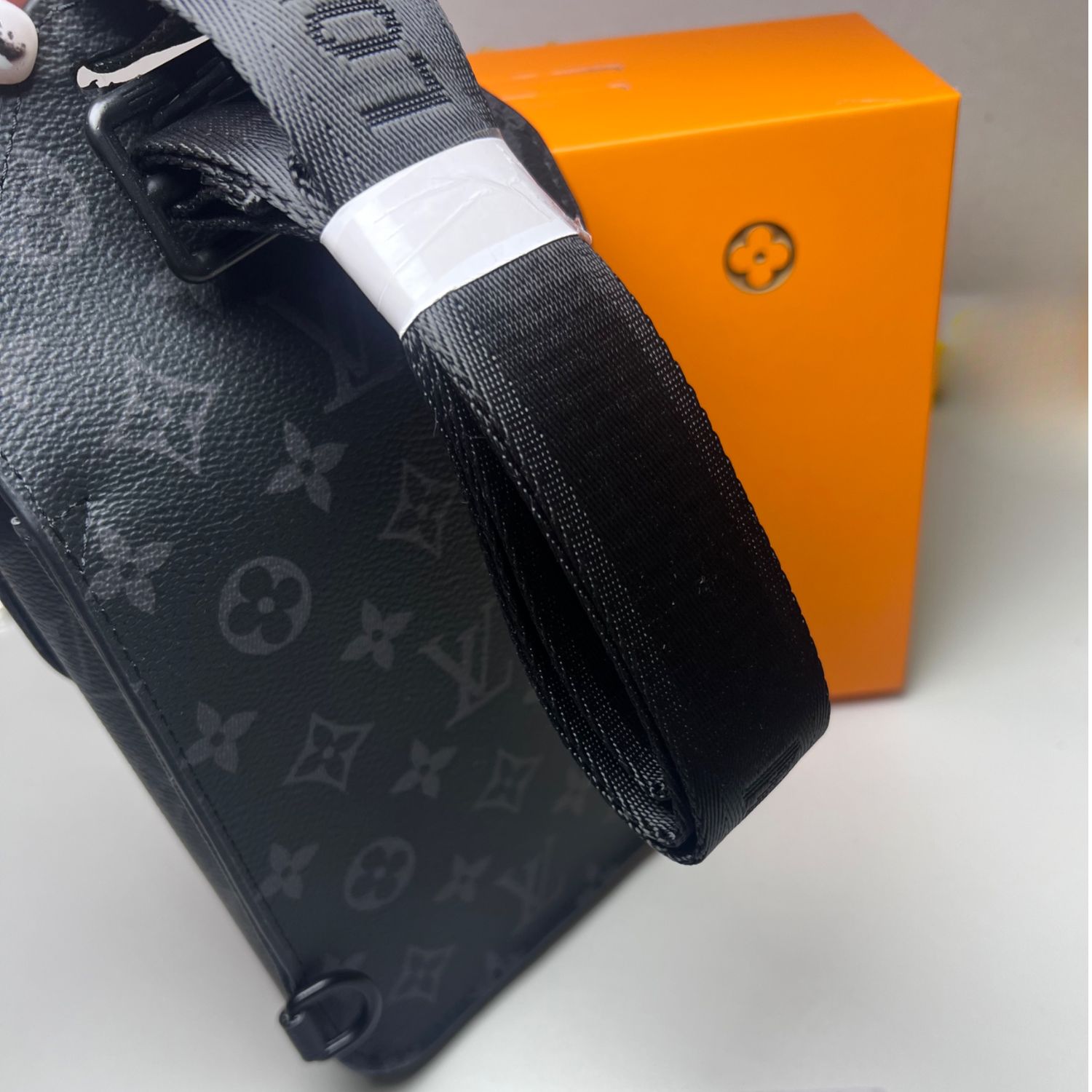 L0vis Vvtt0n Saumur Slingbag Monogram Eclipse Black For Men, Men’s Bags, Crossbody Bags 7.1in/18cm LV M45912