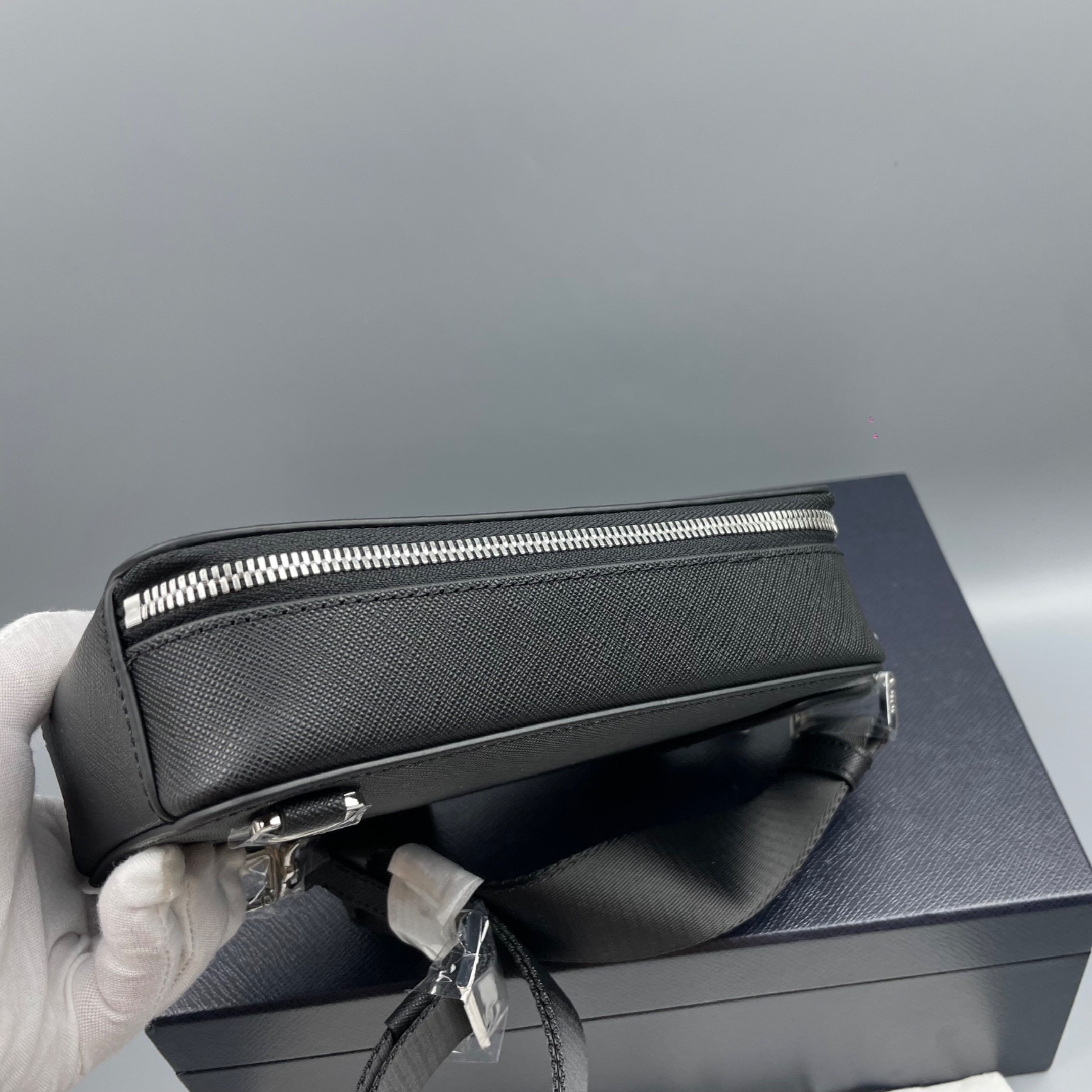 [True-to-ORIGINAL] Pra*a Leather Shoulder Bag Black For Men 5.5in/14cm 2VZ106_9Z2_F0002_V_OOO