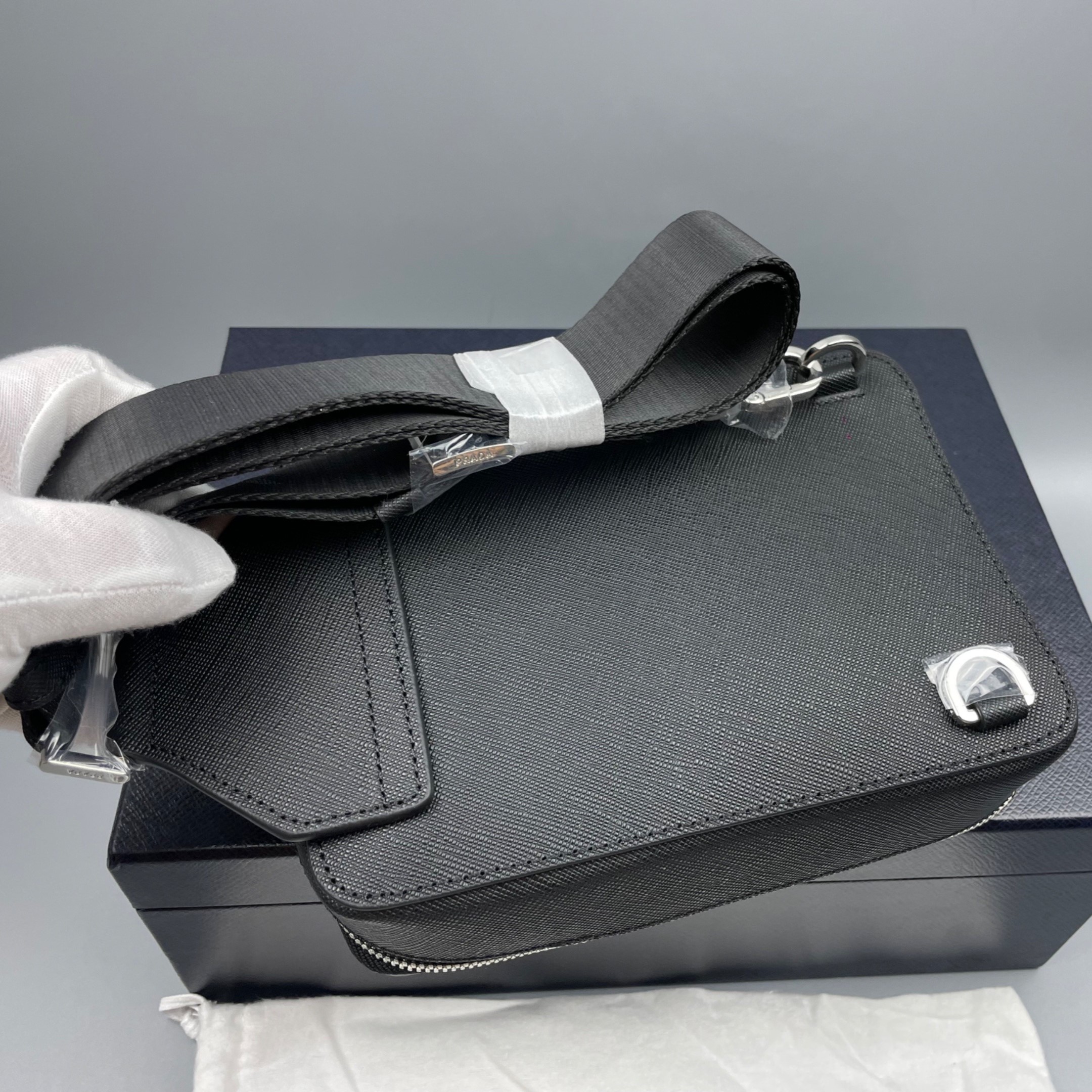 [True-to-ORIGINAL] Pra*a Leather Shoulder Bag Black For Men 5.5in/14cm 2VZ106_9Z2_F0002_V_OOO