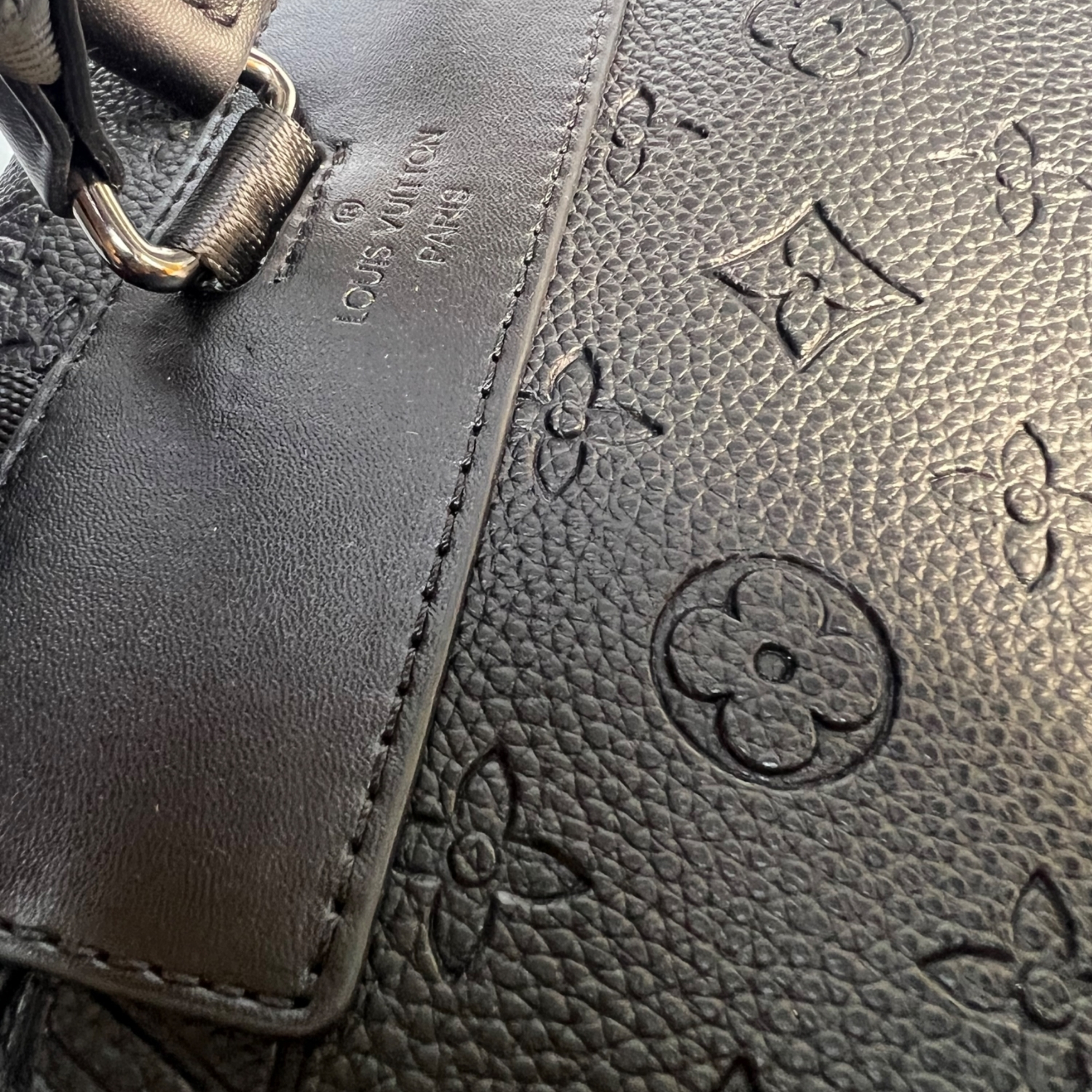 L0vis Vvtt0n Christopher MM Monogram Taurillon Leather Black For Men 17.3in/44cm M55699