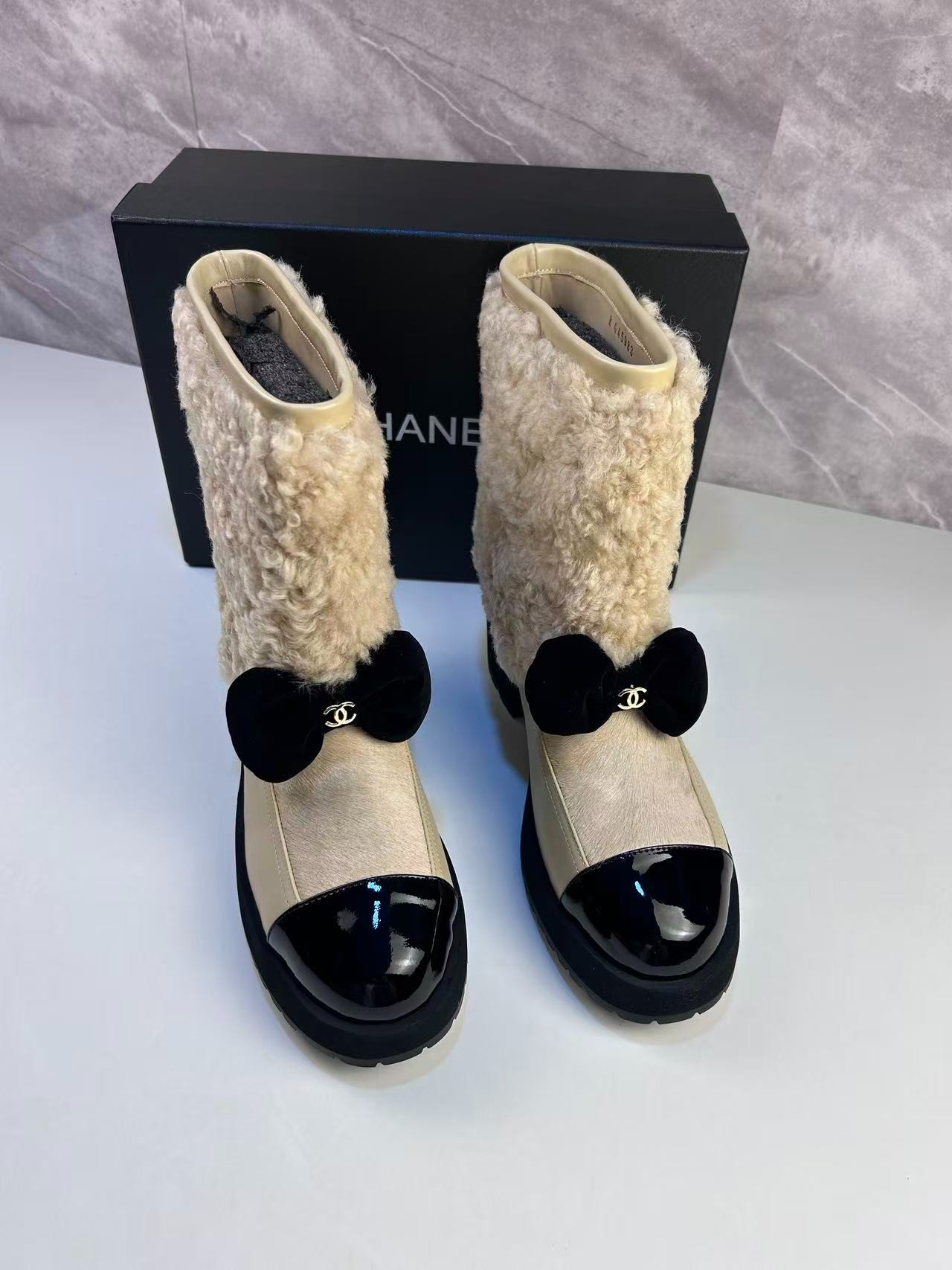 Ch**el Shearling Ankle Short Boots Beige And Black 44mm For Women – G46636-B21528-U2879 – Size 41EU – 10 US – 25.5Cm – 10in