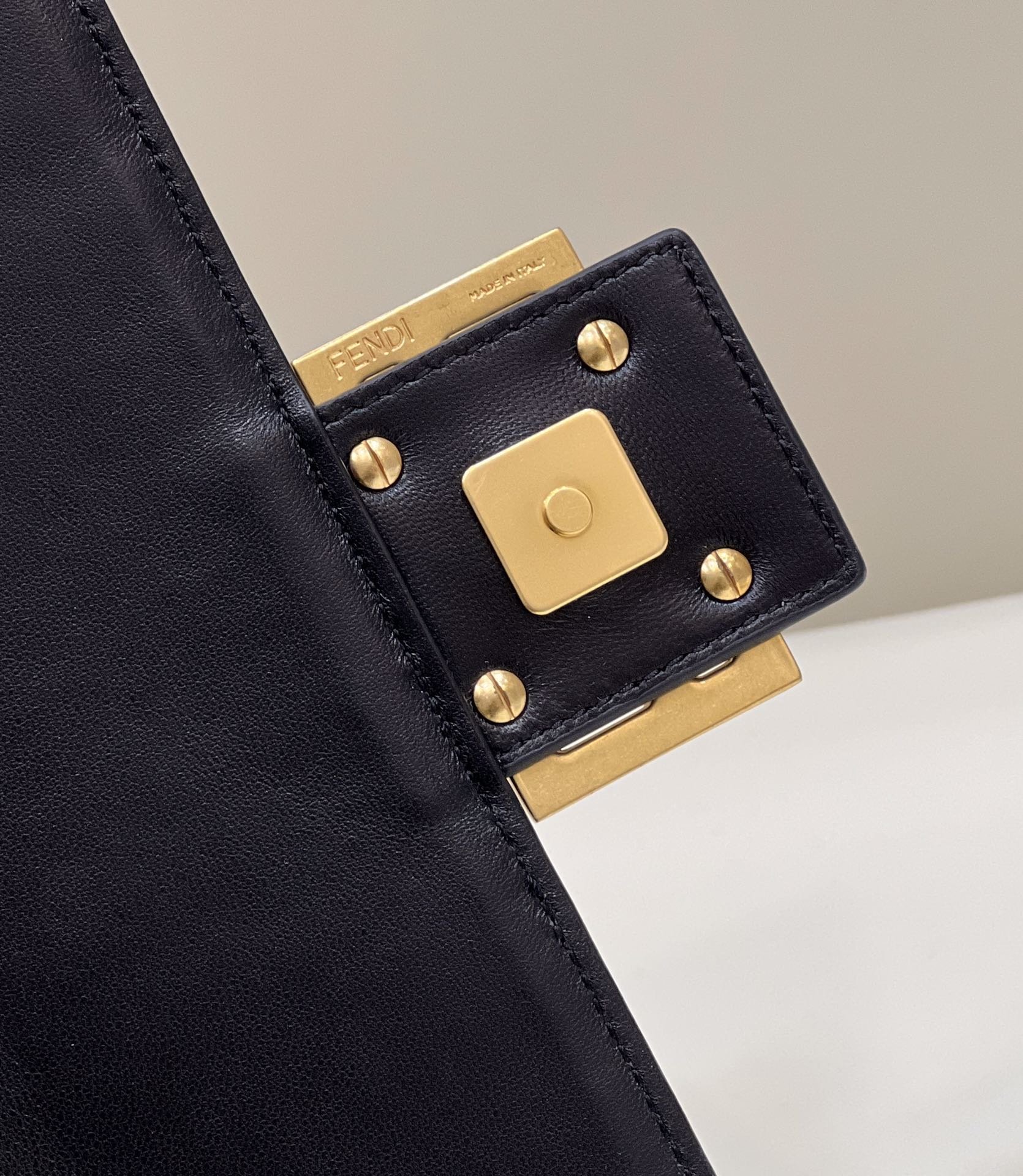 F**di Baguette Black For Women, Women’s Handbags, Shoulder And Crossbody Bags 10.6in/27cm FF 8BR600A72VF15ZW