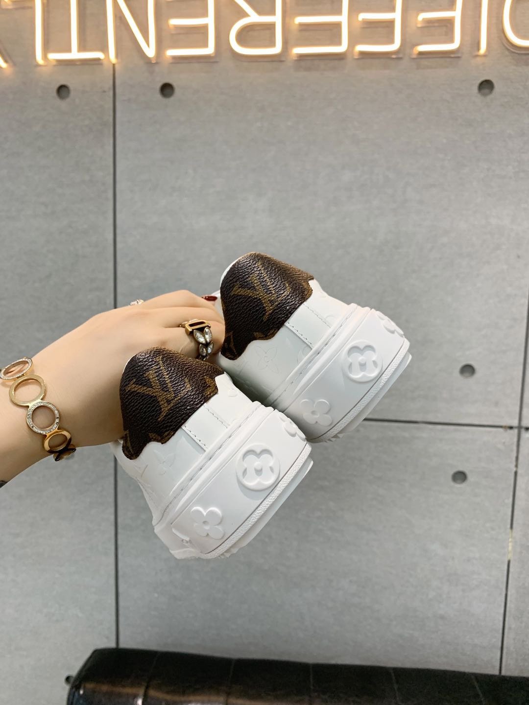 L0vis Vvtt0n Time Out Sneaker White For Women LV 1AAE5O