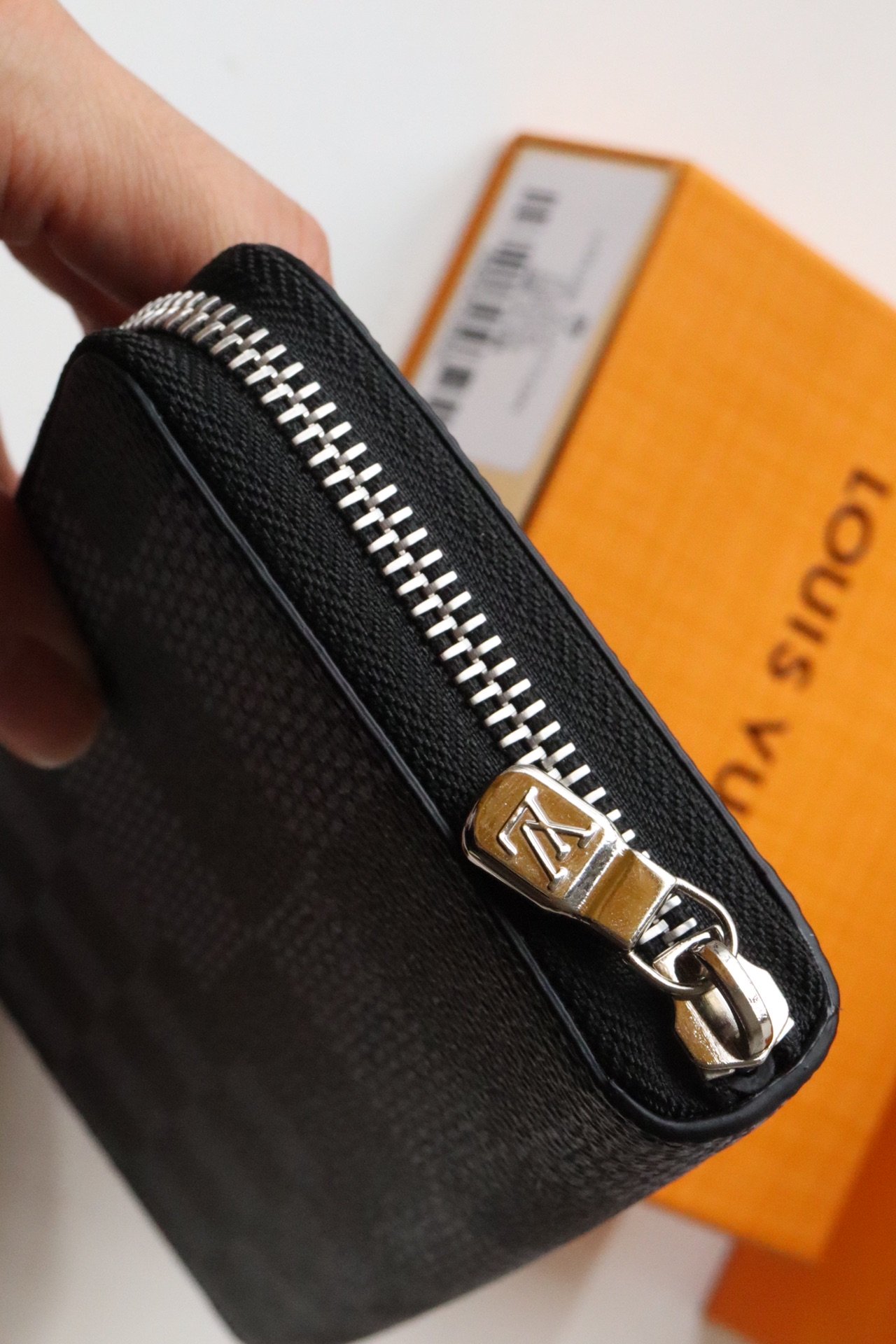 L0vis Vvtt0n Zippy Wallet Vertical Damier Graphite For Men, Men’s Wallet 7.9in/20cm LV