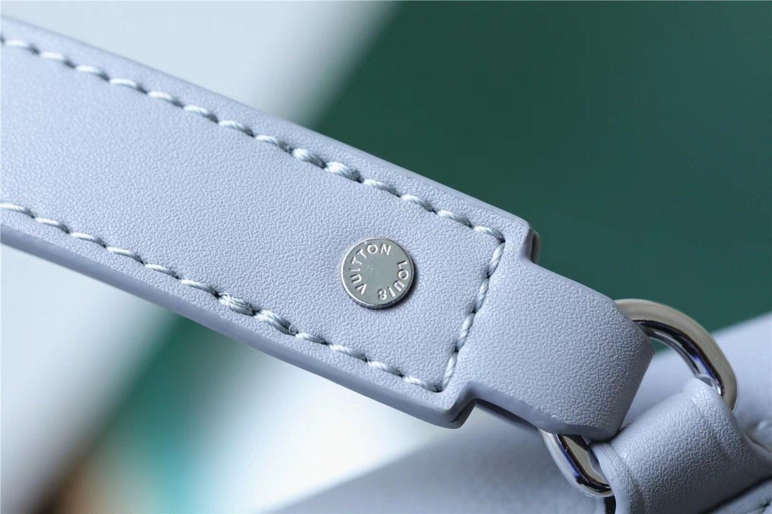 L0vis Vvtt0n Pochette Ipad Grey Aerogram For Men, Men’s Wallet 30cm LV M81029