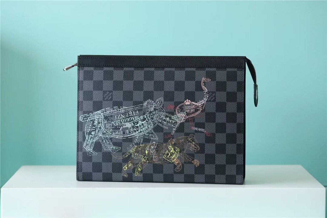 L0vis Vvtt0n Pochette Voyage MM Damier Graphite Stamps Canvas For Men, Men’s Wallet 10.6in/27cm LV N64605