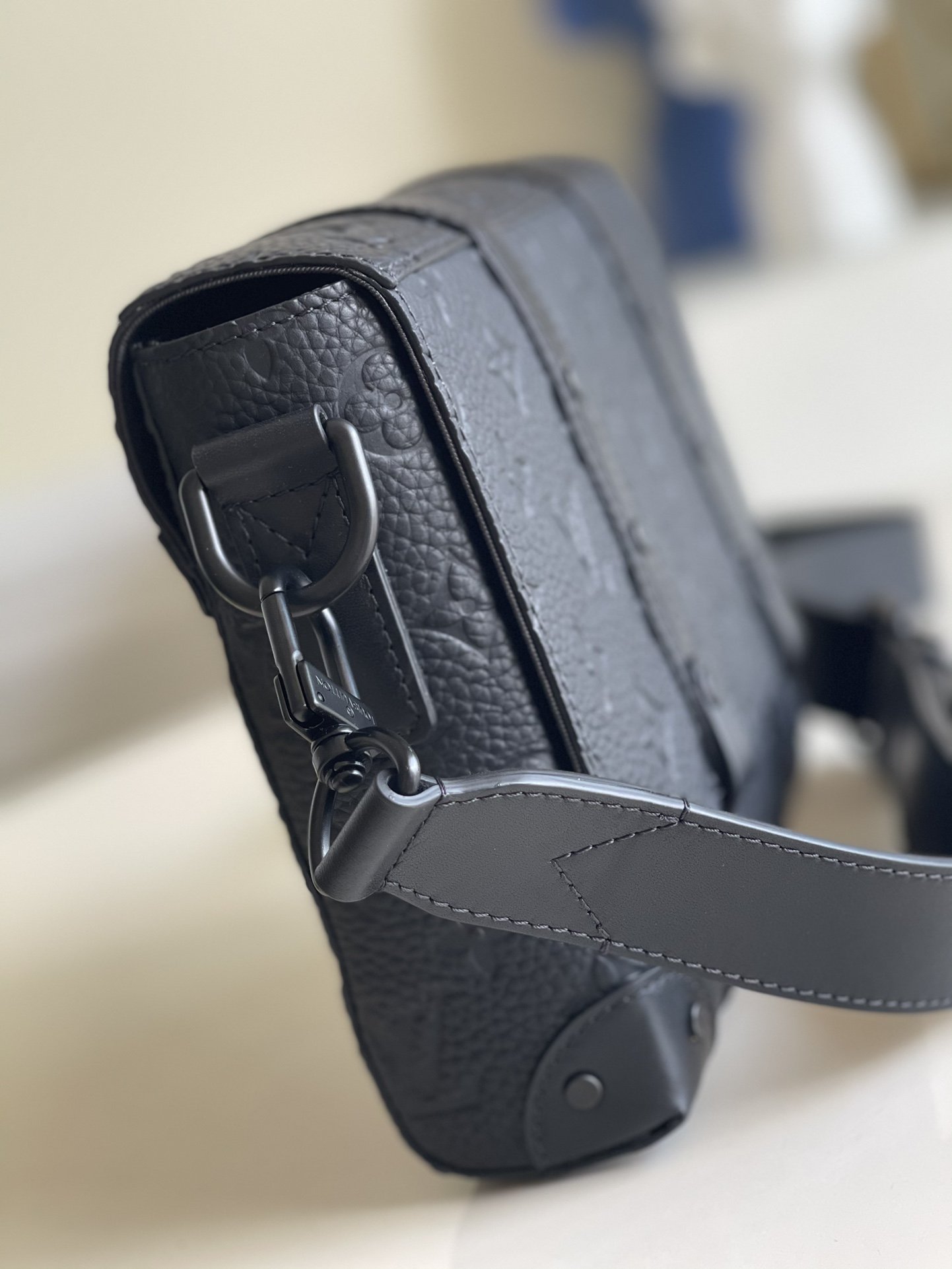 L0vis Vvtt0n Trunk Messenger Taurillon Monogram Black For Men, Men’s Bags, Shoulder And Crossbody Bags 9.4in/21cm LV M57726