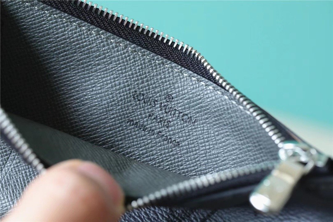 L0vis Vvtt0n Coin Card Holder Monogram Eclipse For Men, Men’s Wallet 5.7in/14.5cm LV M69533