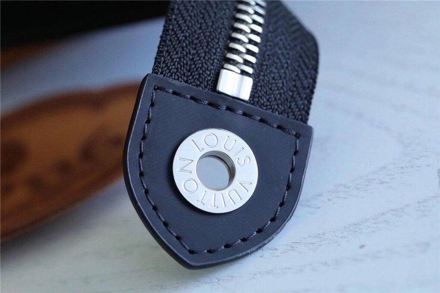 L0vis Vvtt0n Pochette Voyage MM Damier Graphite 3D Canvas Grey For Men, Men’s Travel Accessories 27cm LV N60444