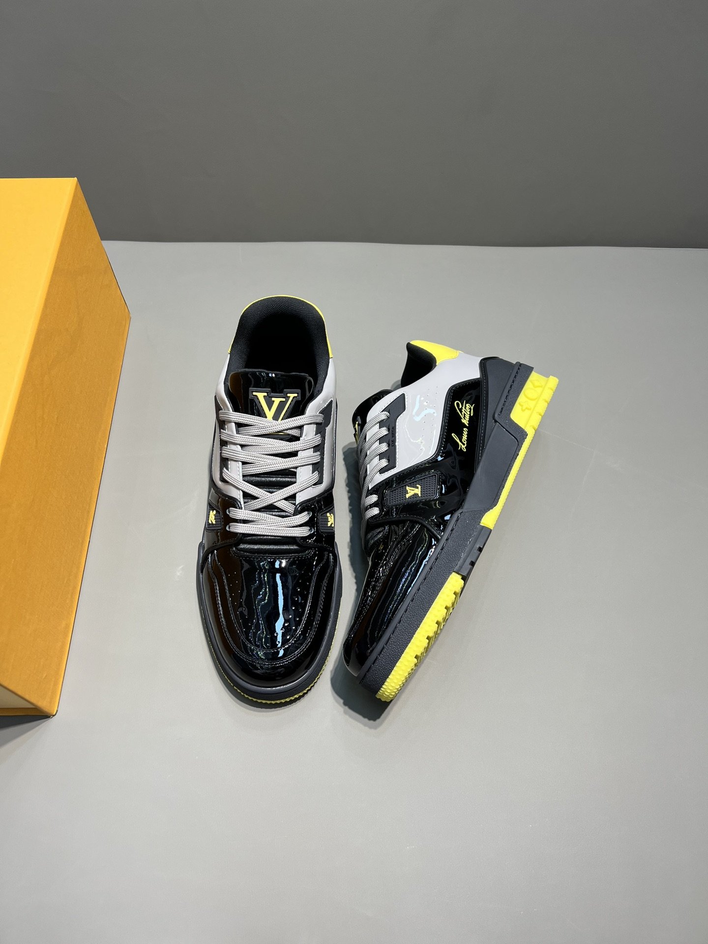 L0vis Vvtt0n Trainer Sneaker Patent Canvas Black Virgil Abloh For Men LV 1A9JTV