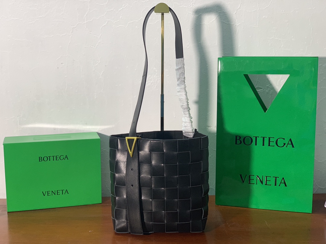 B0tt*ga Ven*ta Shoulder Bag Nappa Black, For Women, Women’s Bags 12.9in/33cm