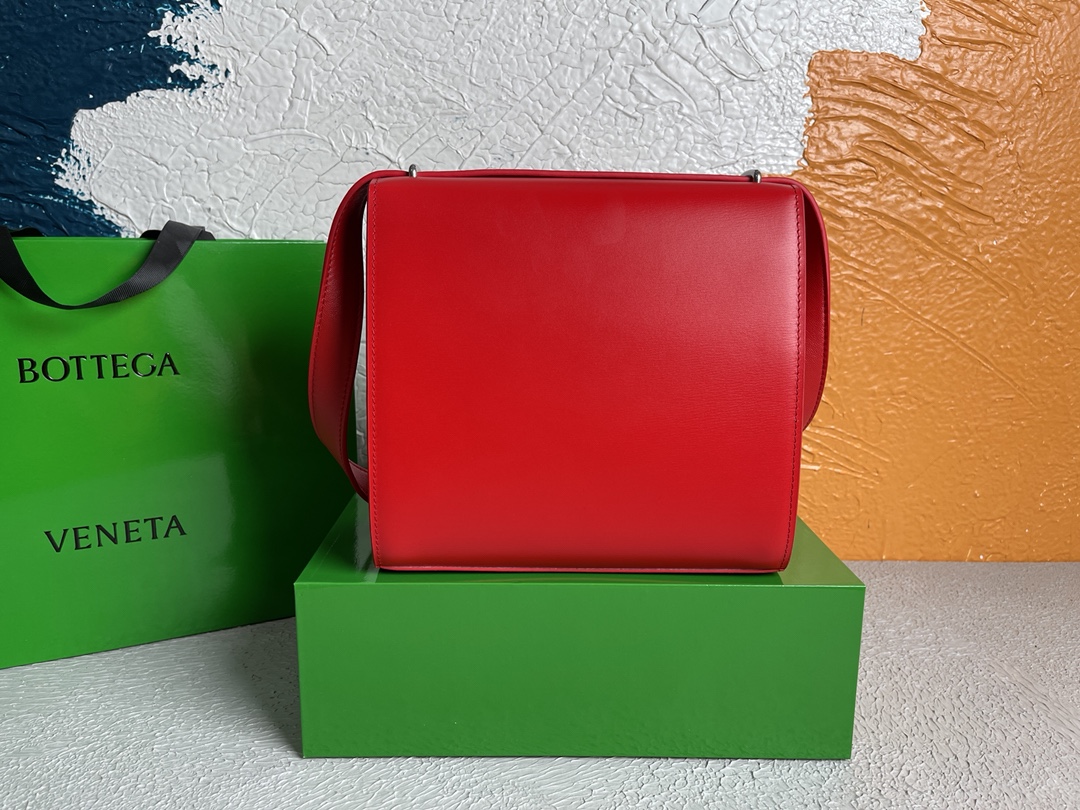 B0tt*ga Ven*ta Clip Bag Red, For Women, Women’s Bags 9in/23cm