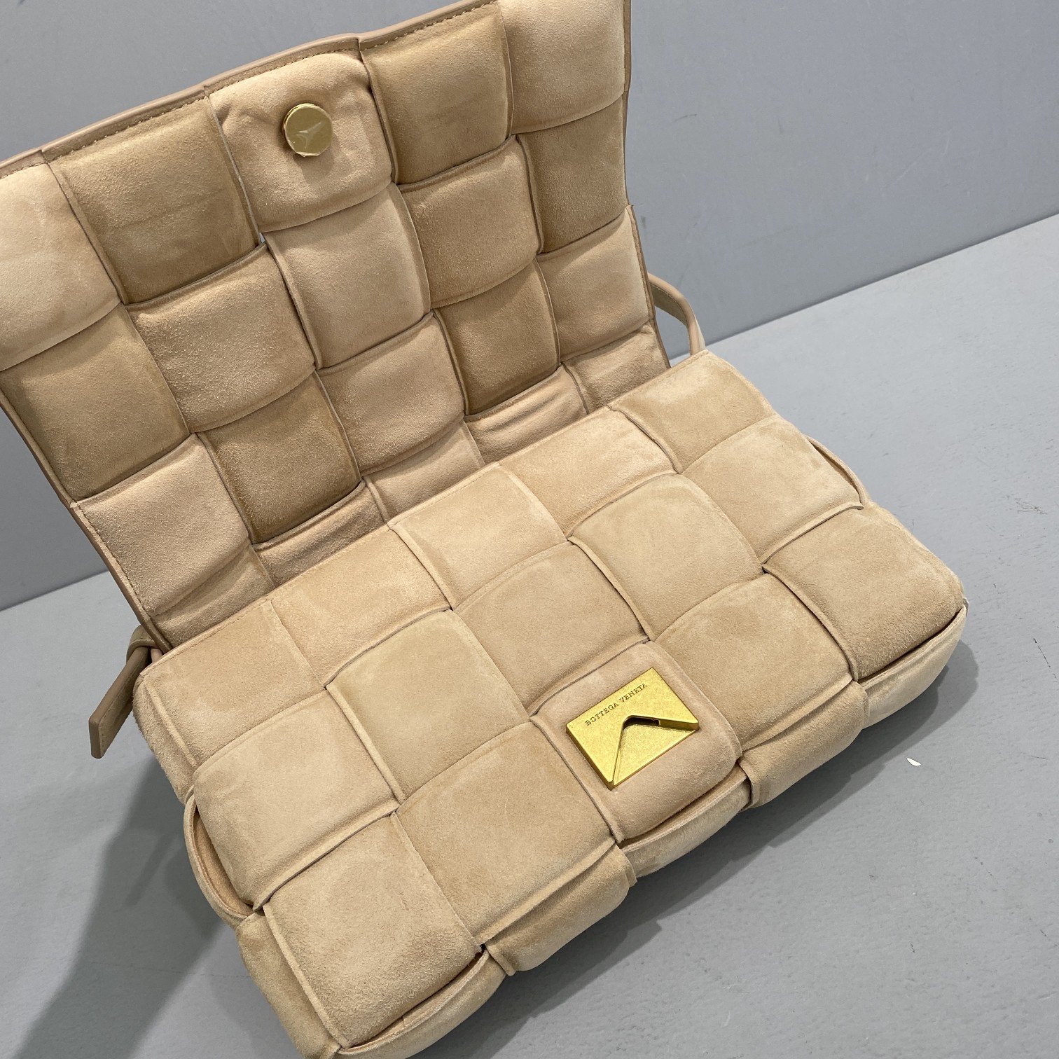 B0tt*ga Ven*ta Padded Cassette Beige, For Women, Women’s Bags 10.2in/26cm