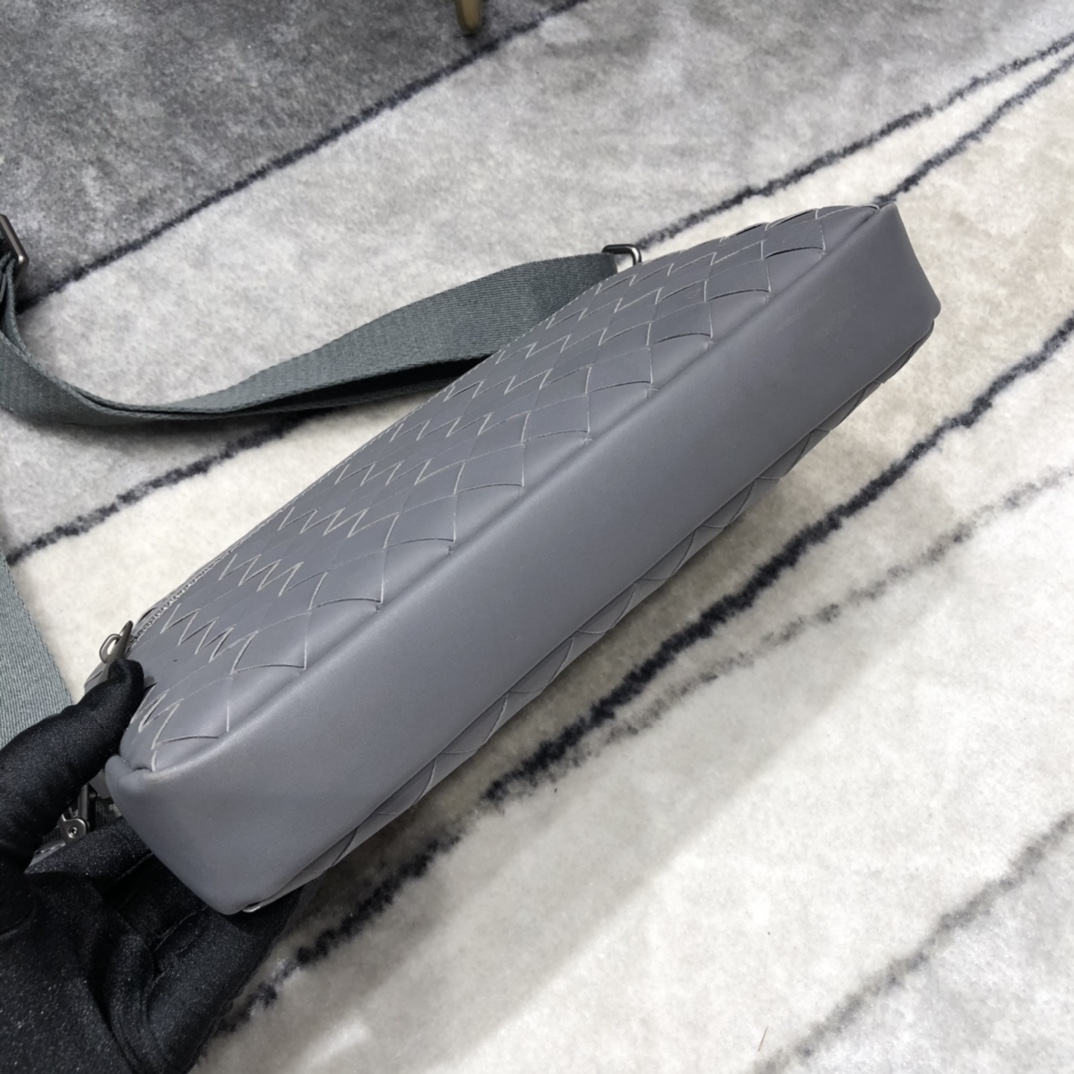 B0tt*ga Ven*ta Classic Intrecciato Gray, For Women, Women’s Bags 9.6in/24.5cm