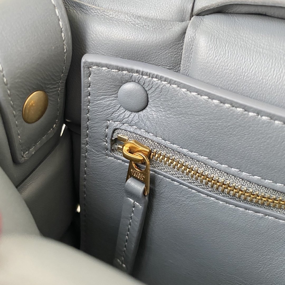 B0tt*ga Ven*ta Padded Cassette Gray, For Women, Women’s Bags 10.2in/26cm 591970VCQR11233