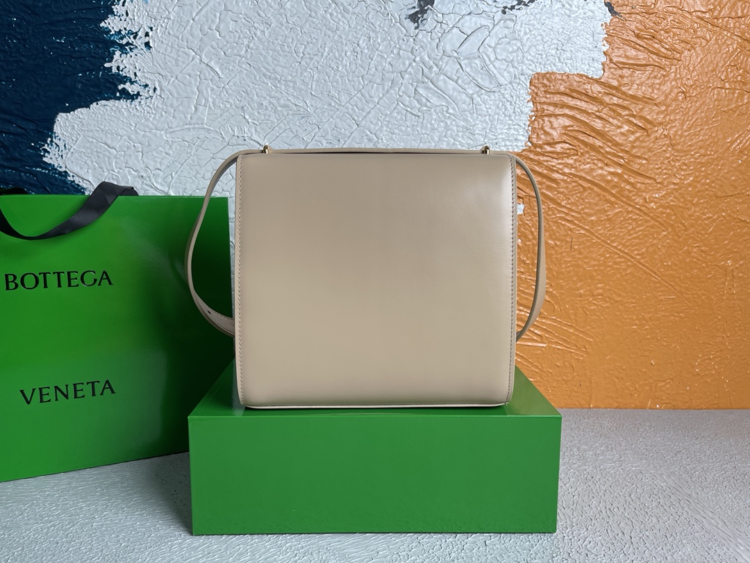 B0tt*ga Ven*ta Clip Bag Beige, For Women, Women’s Bags 9in/23cm