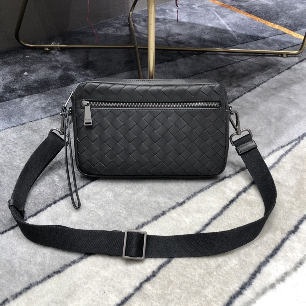 B0tt*ga Ven*ta Classic Intrecciato Black, For Women, Women’s Bags 9.6in/24.5cm