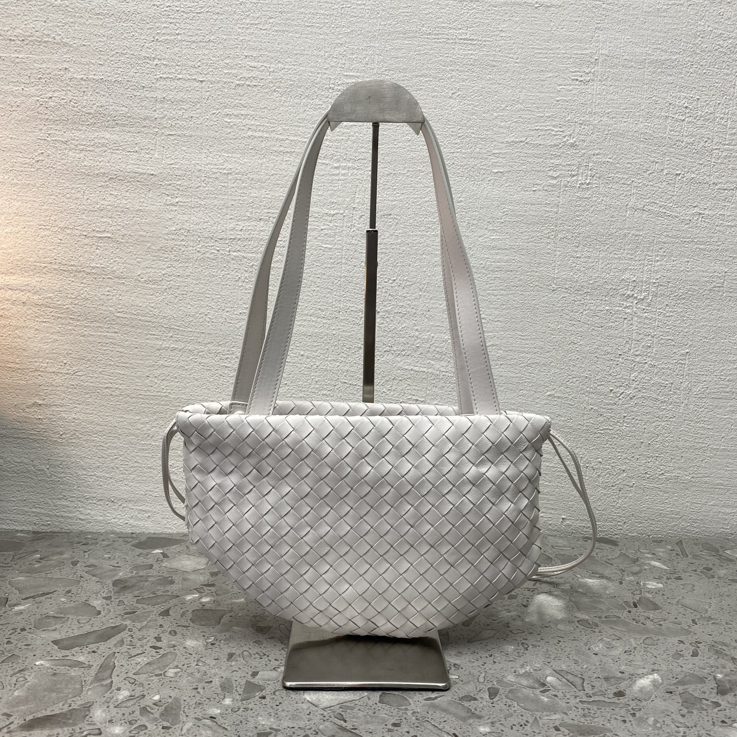 B0tt*ga Ven*ta Shoulder Bag White, For Women, Women’s Bags 10.2in/26cm 651811V08Z19143