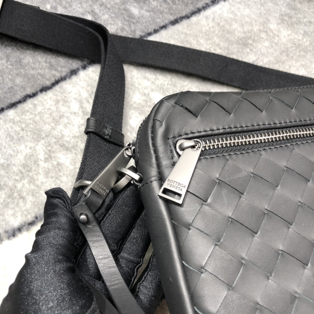 B0tt*ga Ven*ta Classic Intrecciato Black, For Women, Women’s Bags 9.6in/24.5cm