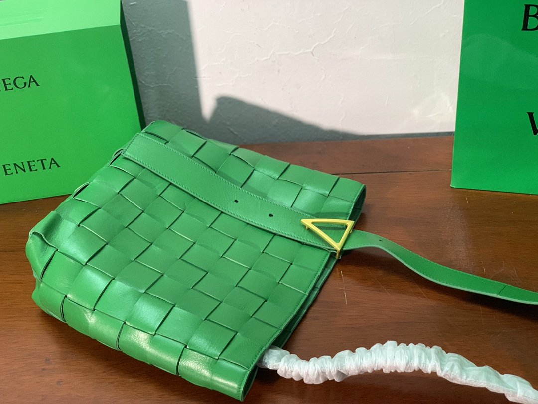 B0tt*ga Ven*ta Shoulder Bag Nappa Green, For Women, Women’s Bags 12.9in/33cm