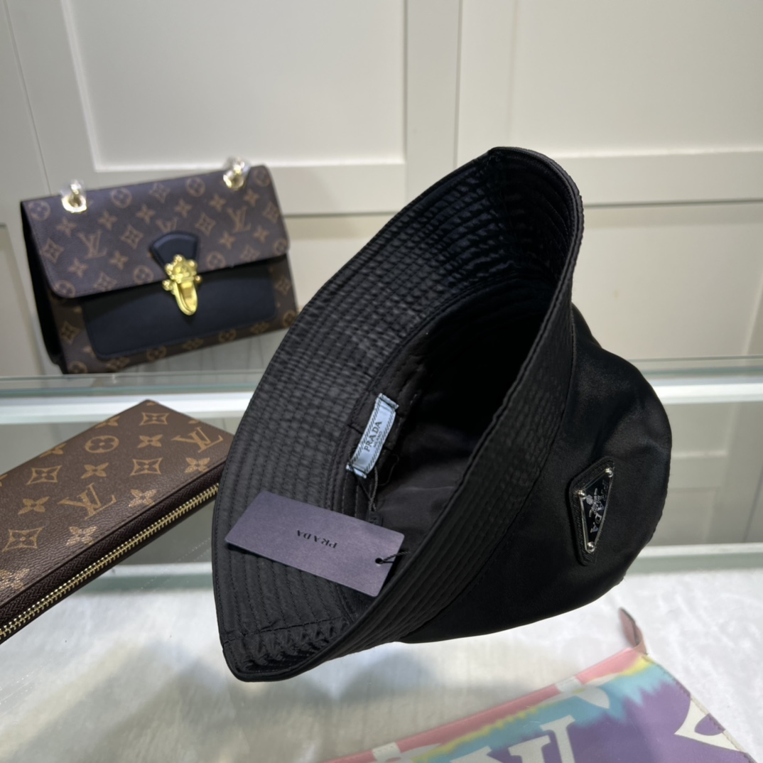 Pra*a Re-Nylon Bucket Hat Black Pra*a Hat 1HC137_2DMI_F0002