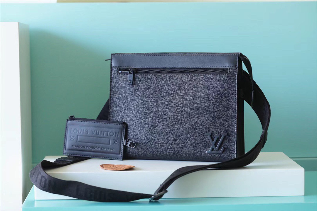 L0vis Vvtt0n Messenger Voyage Aerogram Black For Men, Men’s Bags, Shoulder And Crossbody Bags 11in/28cm LV M59329