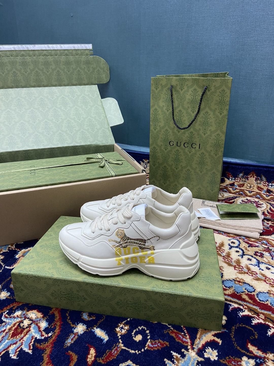 Gvc*1 Men’s Rhyton Sneakers With Gvc*1 Tiger White Ivory For Men 687611 DRW00 9522