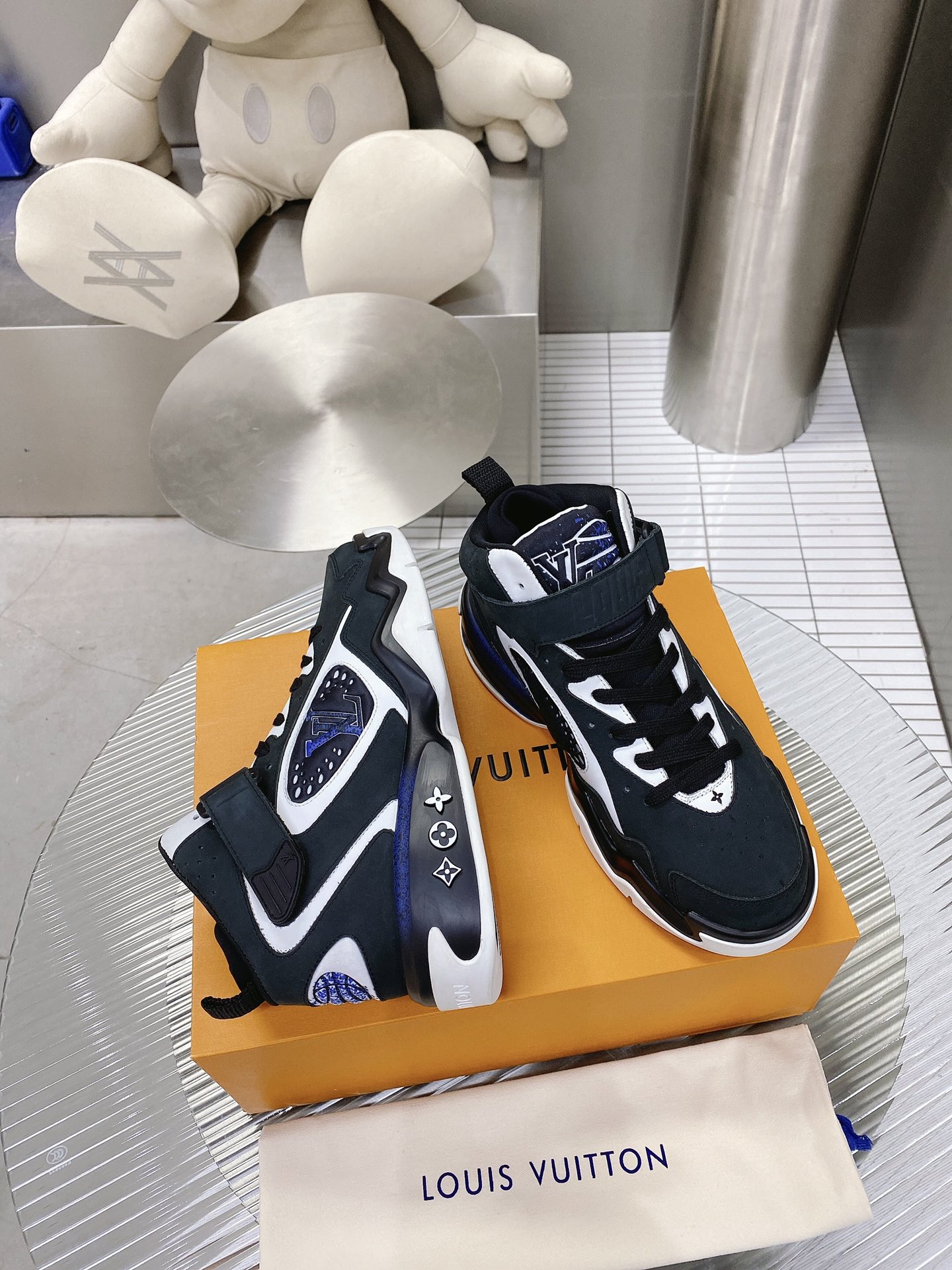 L0vis Vvtt0n Women’s Sneaker LV Trainer 2 Black For Women LV