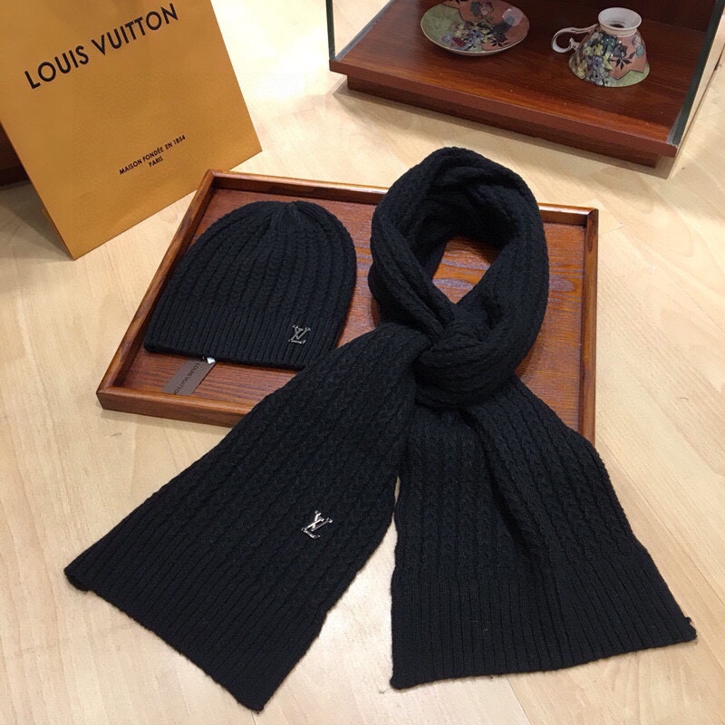 L0vis Vvtt0n Beanie & Scarf Set In Black