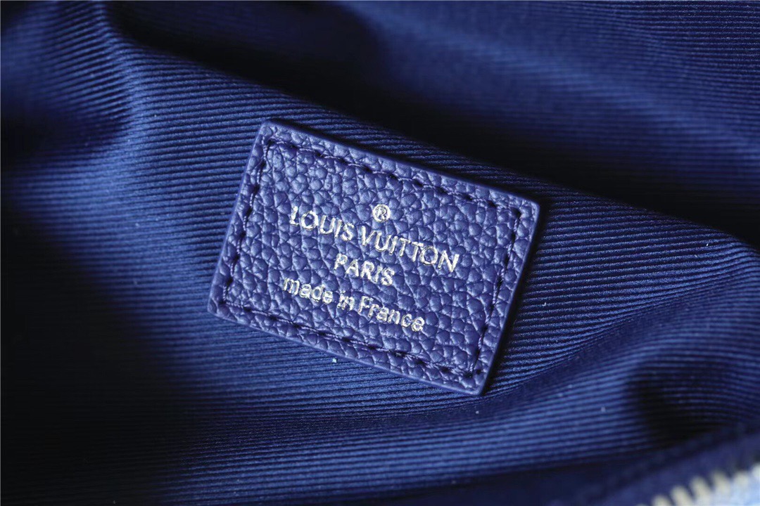 L0vis Vvtt0n Discovery Bumbag PM Monogram Blue For Men, Men’s Bags, Shoulder And Crossbody Bags 17.3in/44cm LV M20587