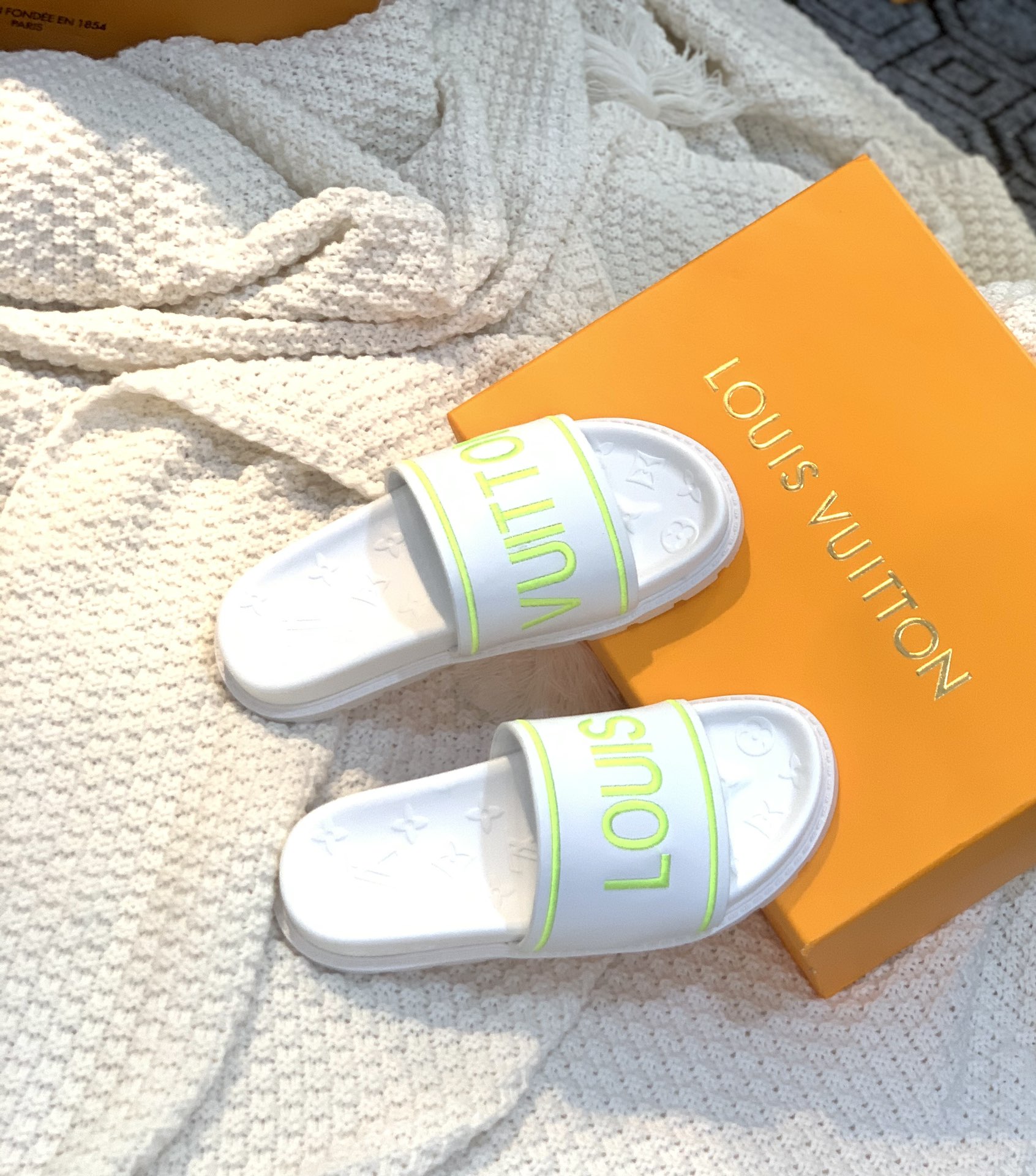 L0vis Vvtt0n Women’s Pool Pillow Flat Comfort Mule White For Women LV