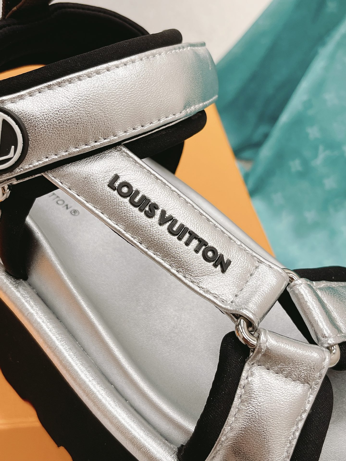 L0vis Vvtt0n Women’s Pool Pillow Flatform Comfort Sandal Sliver For Women LV 1AACHA