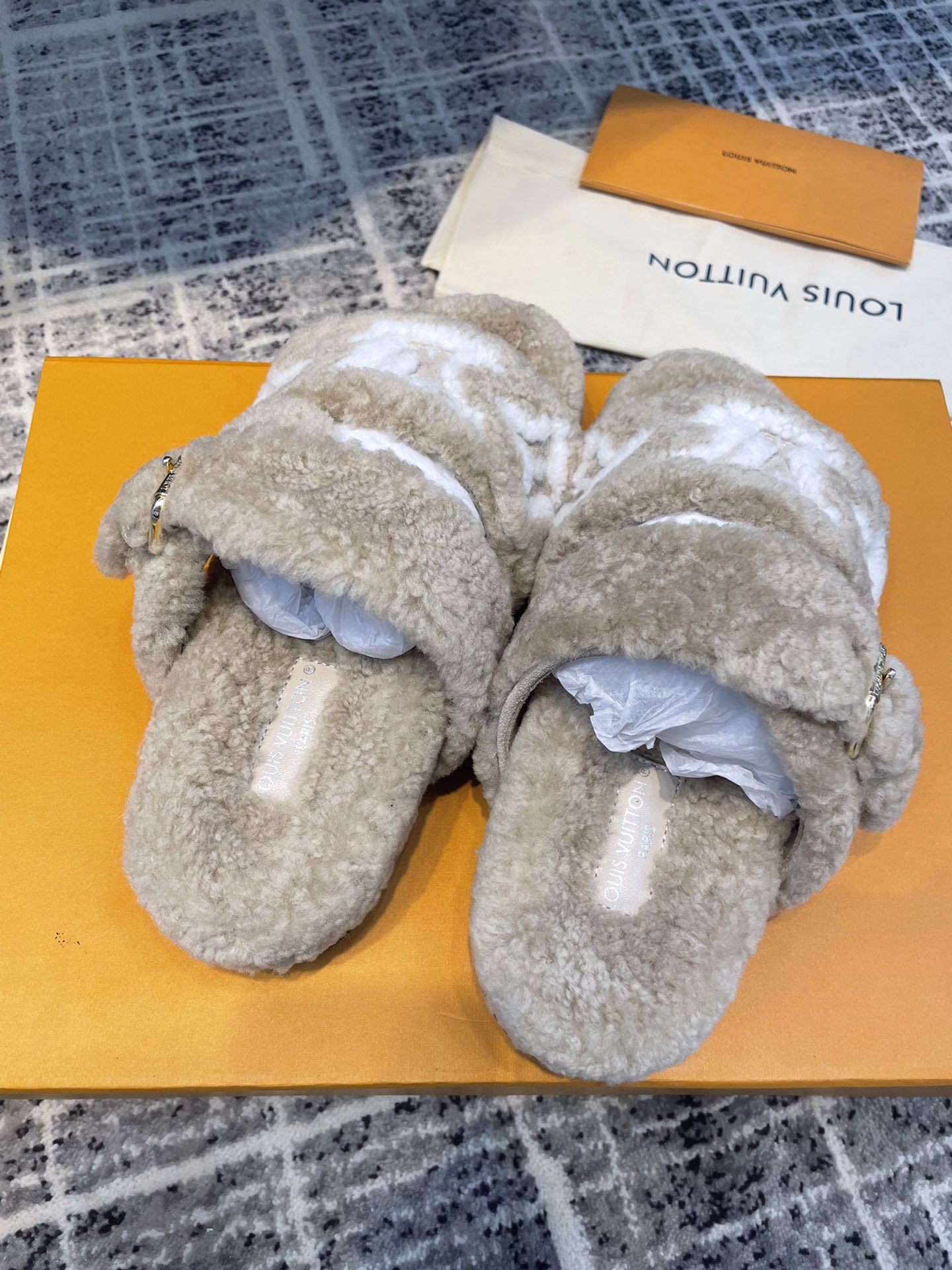 L0vis Vvtt0n Women’s Paseo Flat Comfort Mule Beige For Women LV