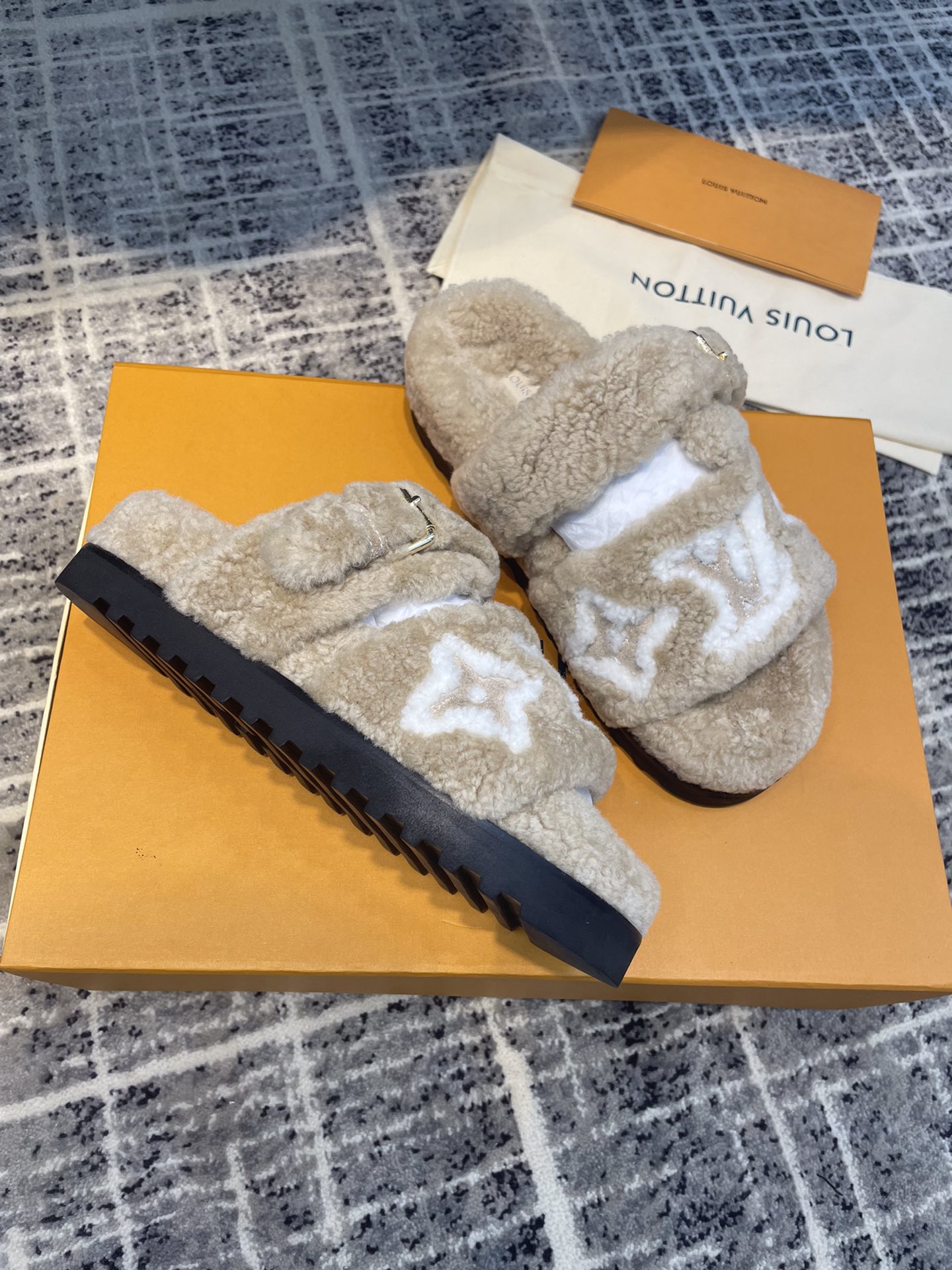 L0vis Vvtt0n Women’s Paseo Flat Comfort Mule Beige For Women LV