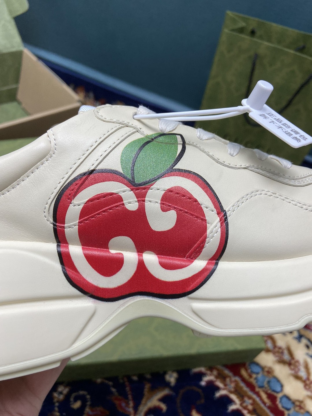 Gvc*1 Men’s Rhyton Sneaker With GG Apple White Ivory For Men 609343 DRW00 9522