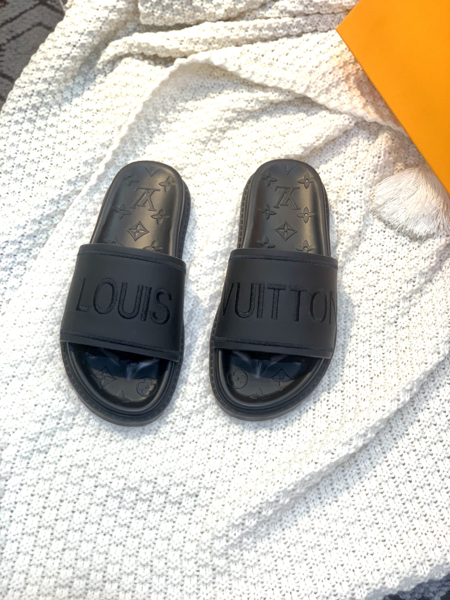 L0vis Vvtt0n Women’s Pool Pillow Flat Comfort Mule Black For Women LV