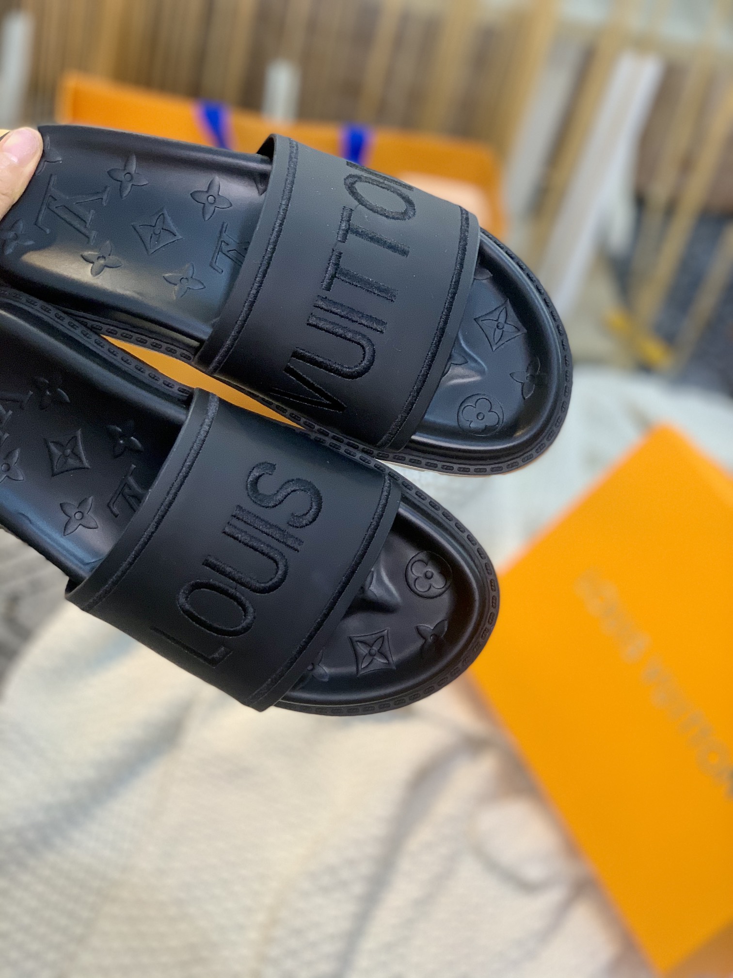 L0vis Vvtt0n Women’s Pool Pillow Flat Comfort Mule Black For Women LV