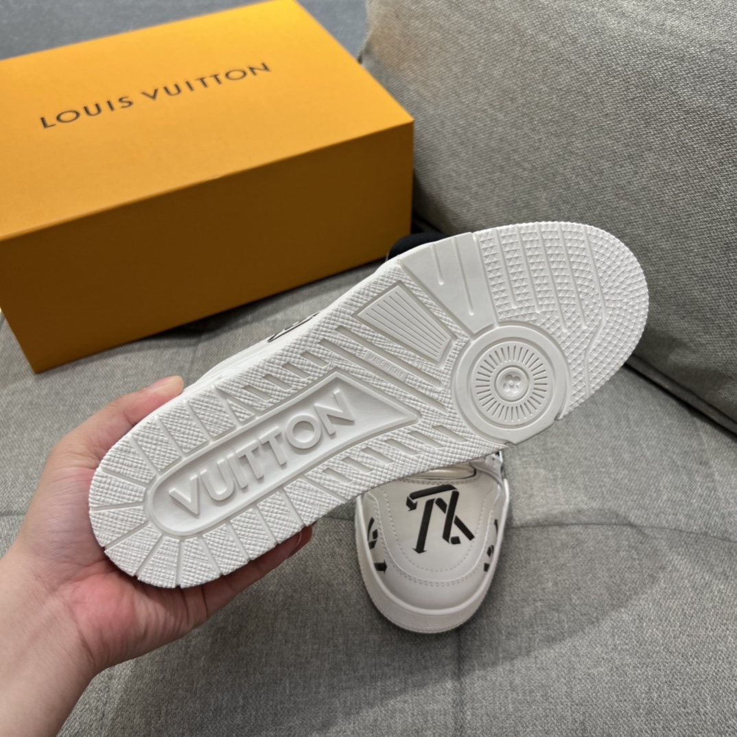 L0vis Vvtt0n LV Trainer Sneaker Black For Men LV 1AAGY7