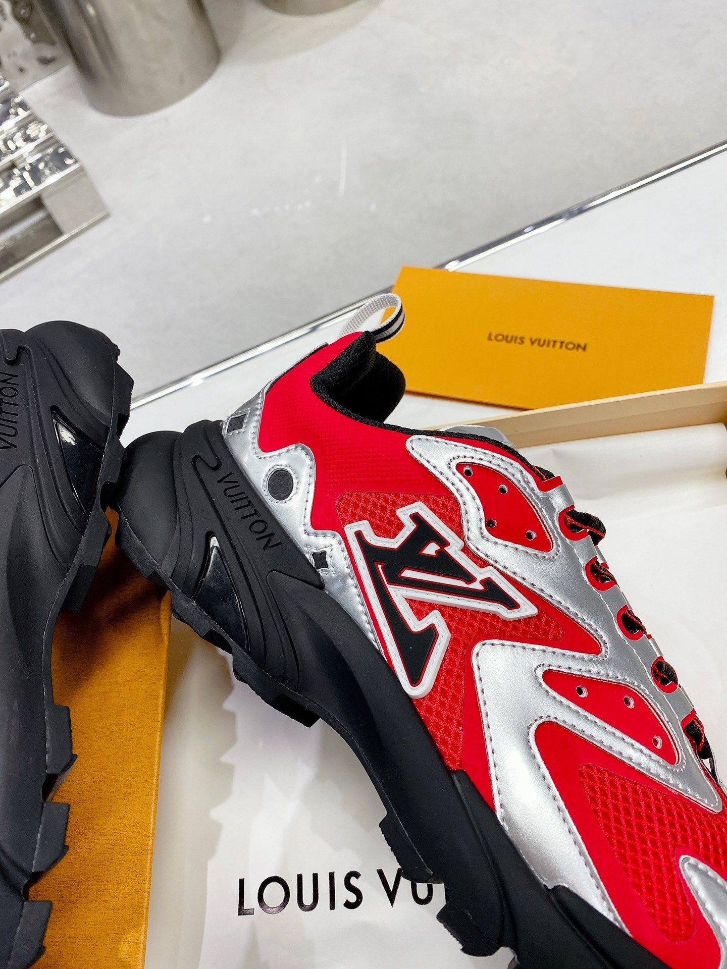 L0vis Vvtt0n Men’s LV Runner Tatic Sneaker Red For Men LV