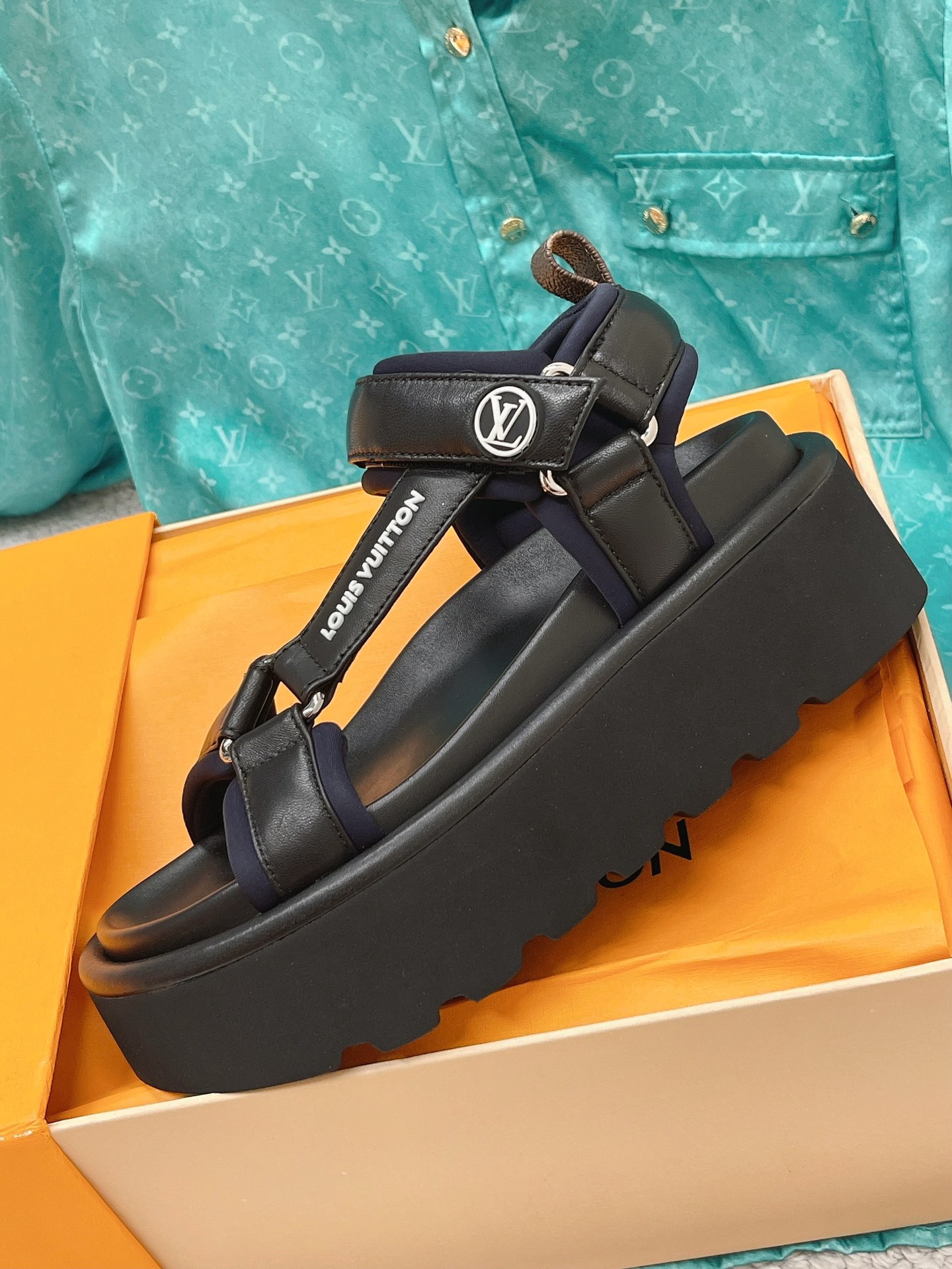 L0vis Vvtt0n Women’s Pool Pillow Flatform Comfort Sandal Black For Women LV 1AABR3