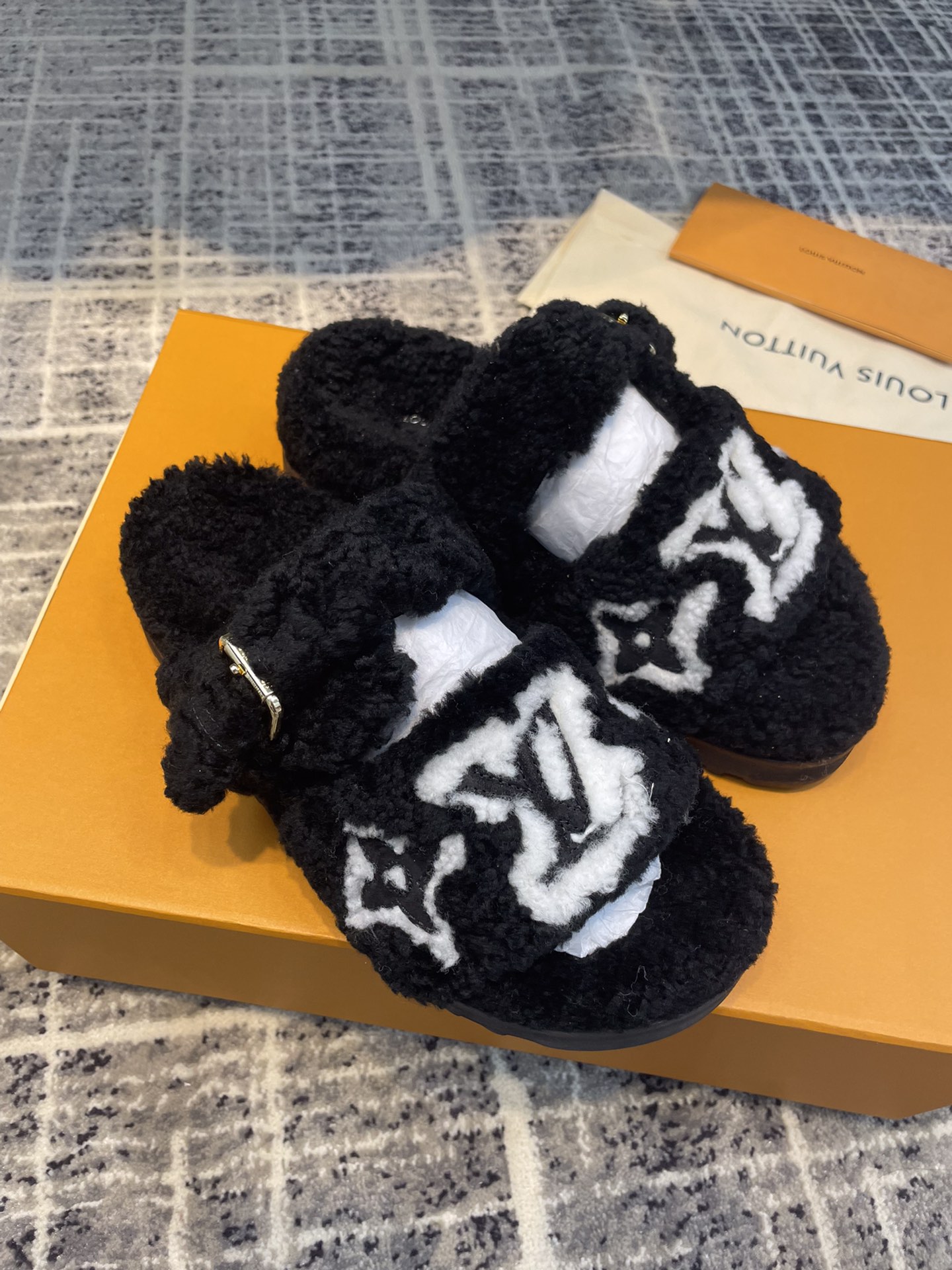 L0vis Vvtt0n Women’s Paseo Flat Comfort Mule Black For Women LV 1AACR8