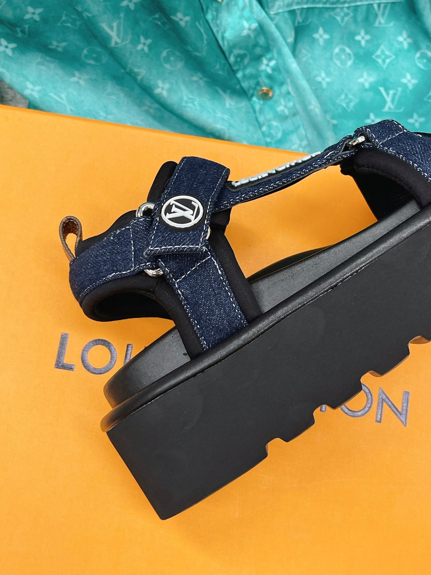 L0vis Vvtt0n Women’s Pool Pillow Flatform Comfort Sandal Black For Women LV 1AABR3